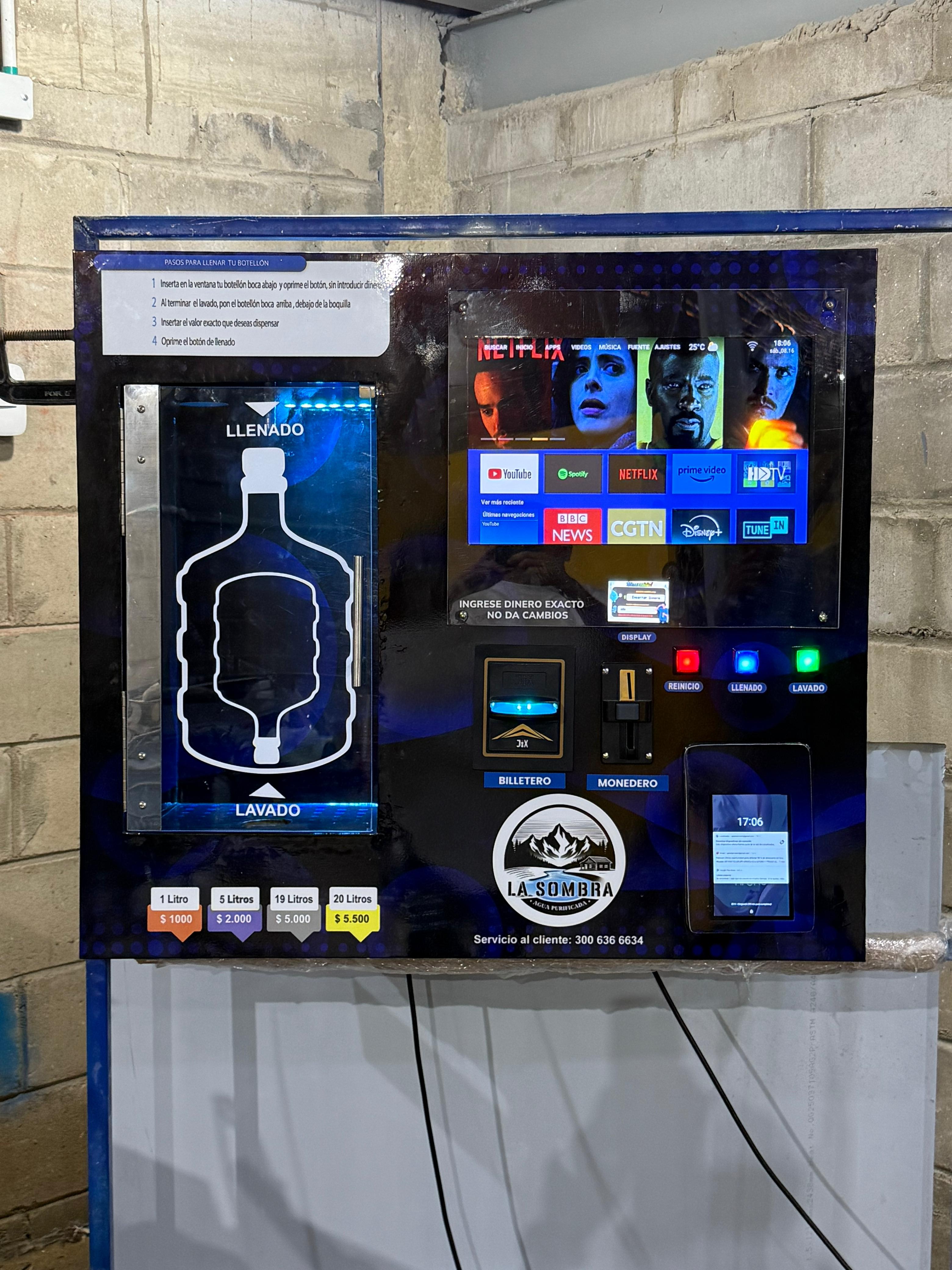 Cajero de Agua - Vista frontal con pantalla táctil y opciones de llenado