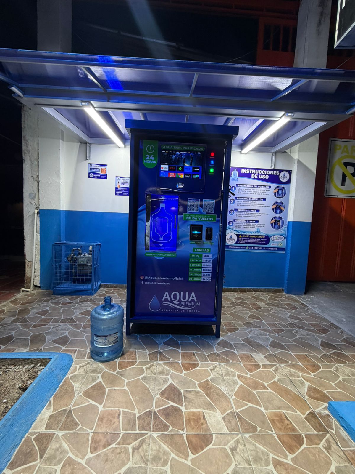 Máquina Aqua Premium instalada en exterior - Operación nocturna 24/7