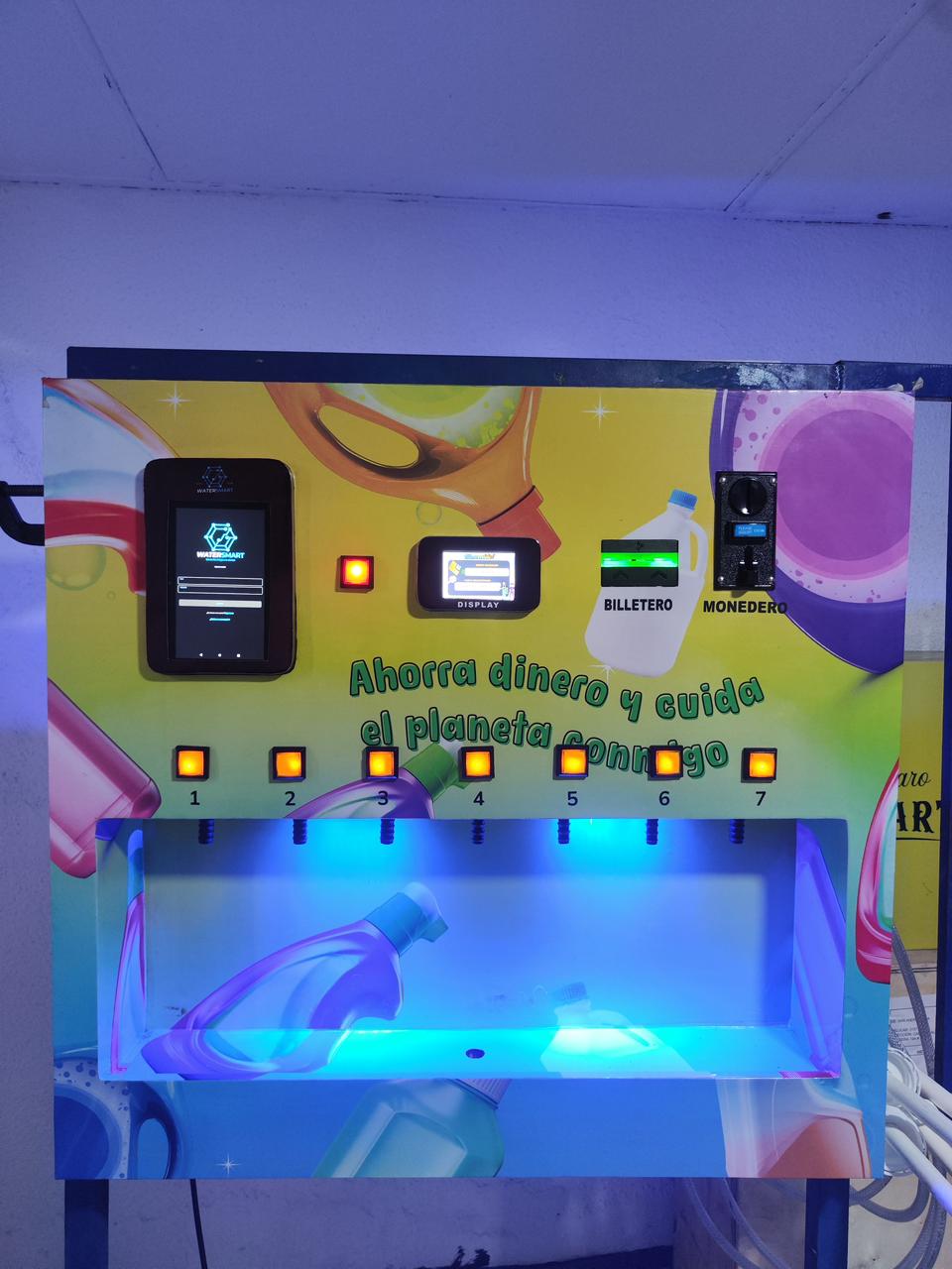 Cajero de Aseo Empotrable 6P - Vista frontal con panel iluminado colorido y 7 productos en exhibición