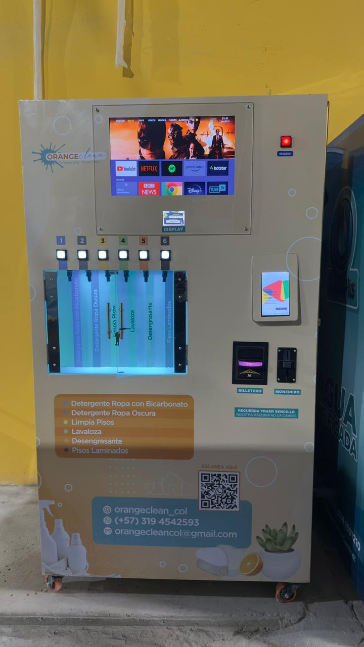Máquina Móvil de Aseo - Instalación en conjunto residencial mostrando pantalla e interfaz